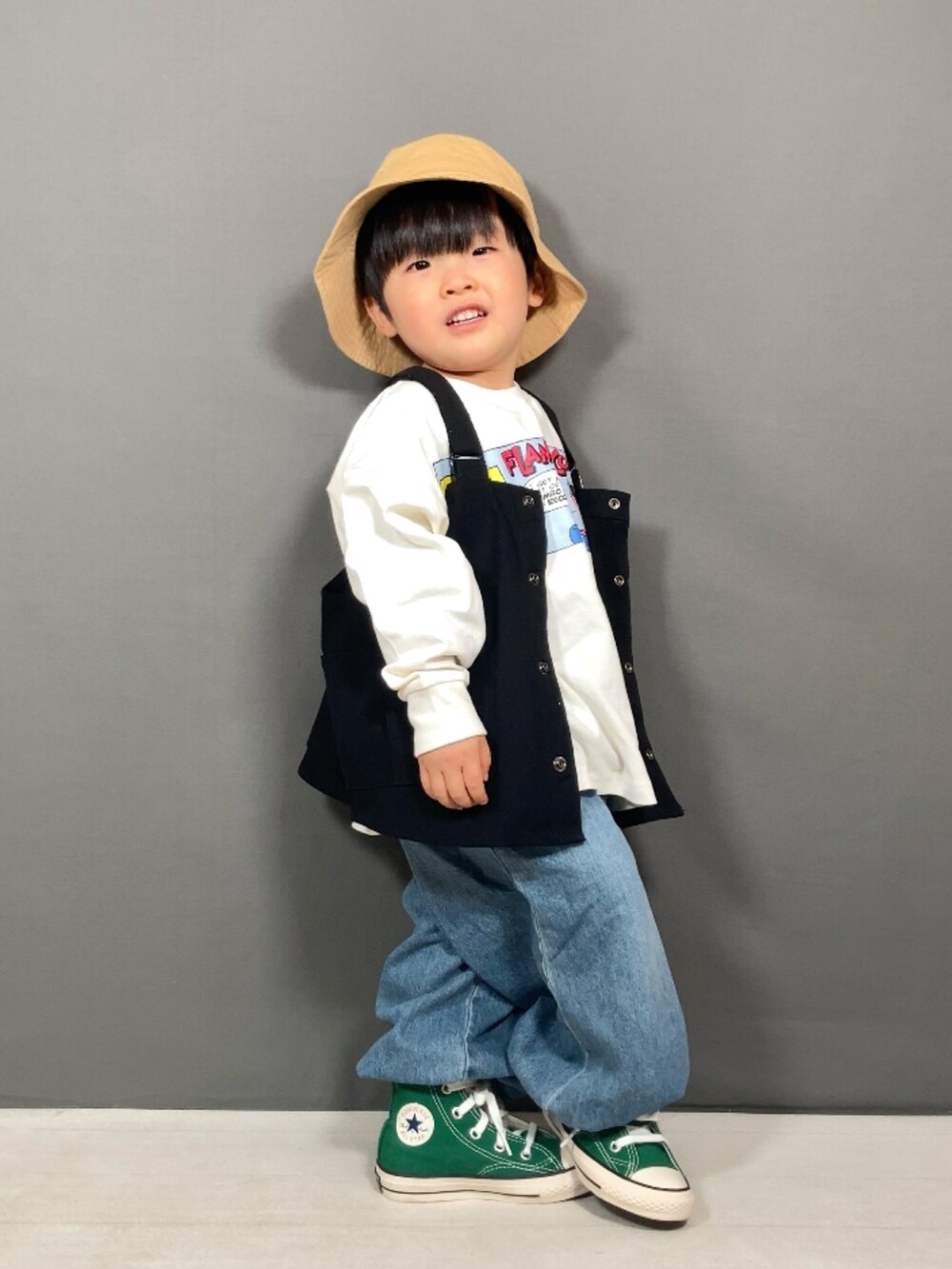 ブラック系のベスト、ホワイト系のTシャツ/カットソー、ブルー系のデニムパンツを着用したキッズの春コーディネートの4枚目の写真