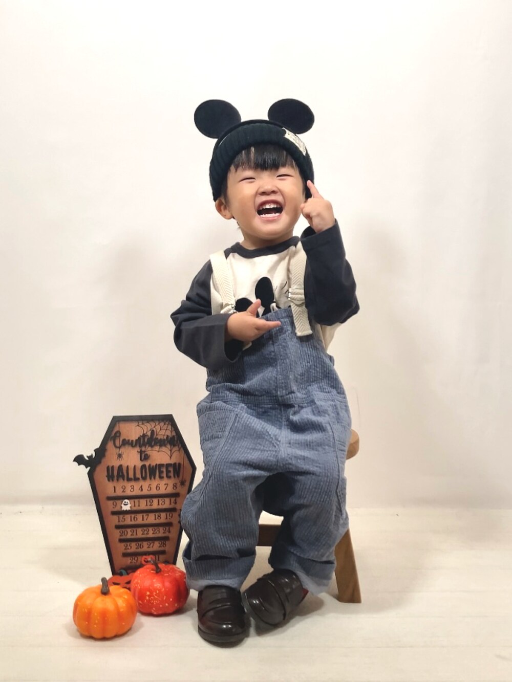 「ハロウィン、サロペット、ロンT、ニット帽、コーデュロイ、ローファー、秋コーデ、お出かけコーデ、休日スタイル、カジュアルコーデ、オーバーオール、シンプルコーデ、レイヤードスタイル、モノトーン」｜「Disneyの【Disney】ミッキーマウス/ラグランロンT（80～150cm）（Tシャツ/カットソー、グレー系）」を使った、YU⭐︎さん（キッズ・90cm）の秋コーディネートの4枚目の写真
