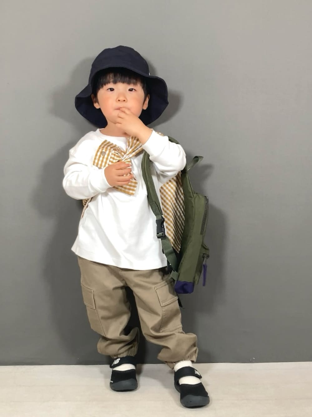 「お出かけコーデ、アウトドアスタイル、ショルダーバッグ、シャツスタイル、カーゴパンツ、休日スタイル、カジュアルコーデ、シンプルコーデ、春色、スポーツミックス、ロンT、淡色コーデ、春のNewスタイル、レイヤードスタイル」｜「PAIRMANON STREETの【PAIRMANON STREET】アソート 長袖 布帛 ワンポイント 刺繍 シャツ（シャツ/ブラウス、イエロー系）」を使った、YU⭐︎さん（キッズ・90cm）の春コーディネートの5枚目の写真