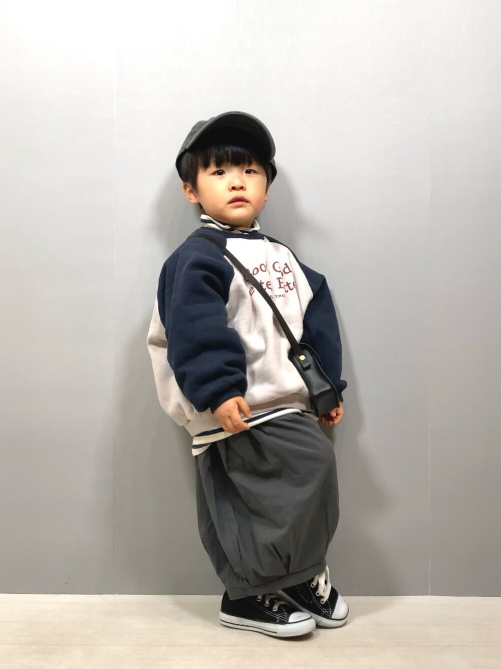 グレー系のスウェット、ブルー系のTシャツ/カットソー、グレー系のその他パンツを着用したキッズの冬コーディネートの3枚目の写真