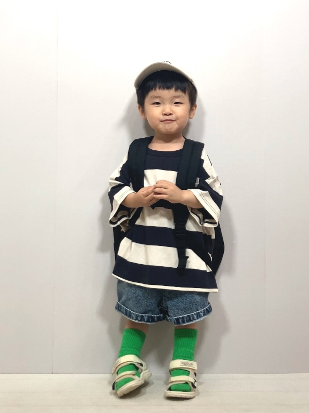 グレー系のTシャツ/カットソー、ブルー系のデニムパンツ、ブラック系のバックパック/リュックを着用したキッズの夏コーディネートの2枚目の写真