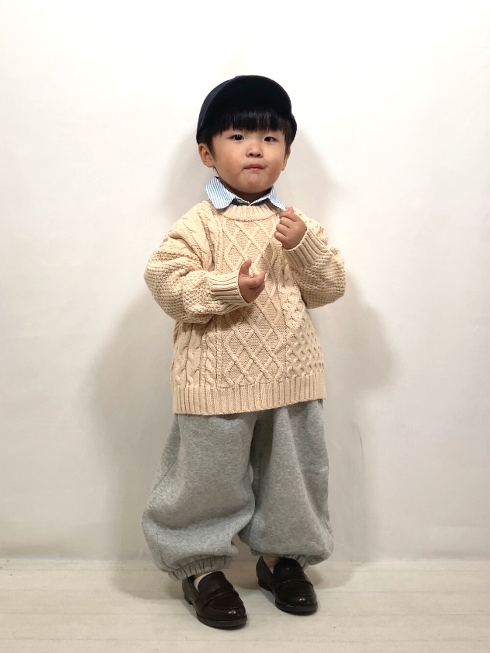 ホワイト系のニット/セーター、ブルー系のシャツ/ブラウス、グレー系のスウェットパンツを着用したキッズの秋コーディネートの5枚目の写真