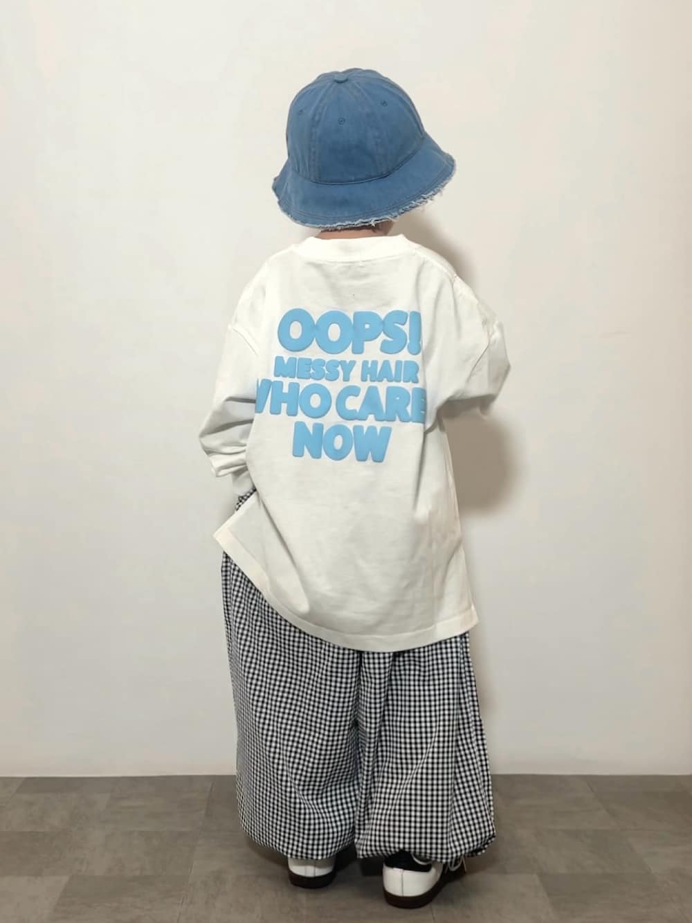 ホワイト系のTシャツ/カットソー、ブラック系のその他パンツ、ホワイト系のスニーカーを着用したキッズの春コーディネートの4枚目の写真