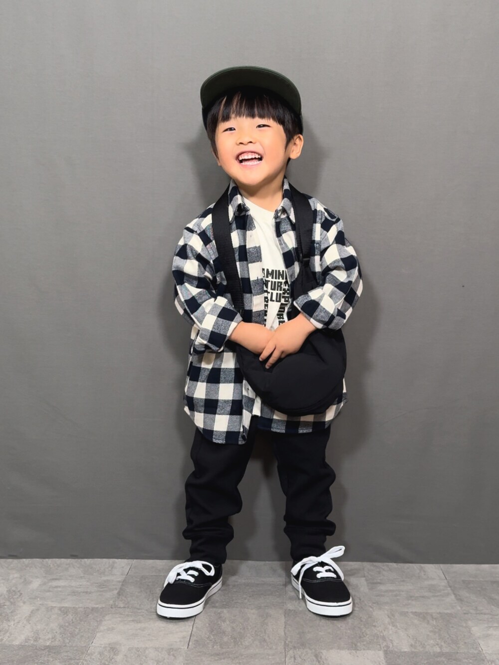 ホワイト系のシャツ/ブラウス、ホワイト系のTシャツ/カットソー、ブラック系のスウェットパンツを着用したキッズの秋コーディネートの3枚目の写真