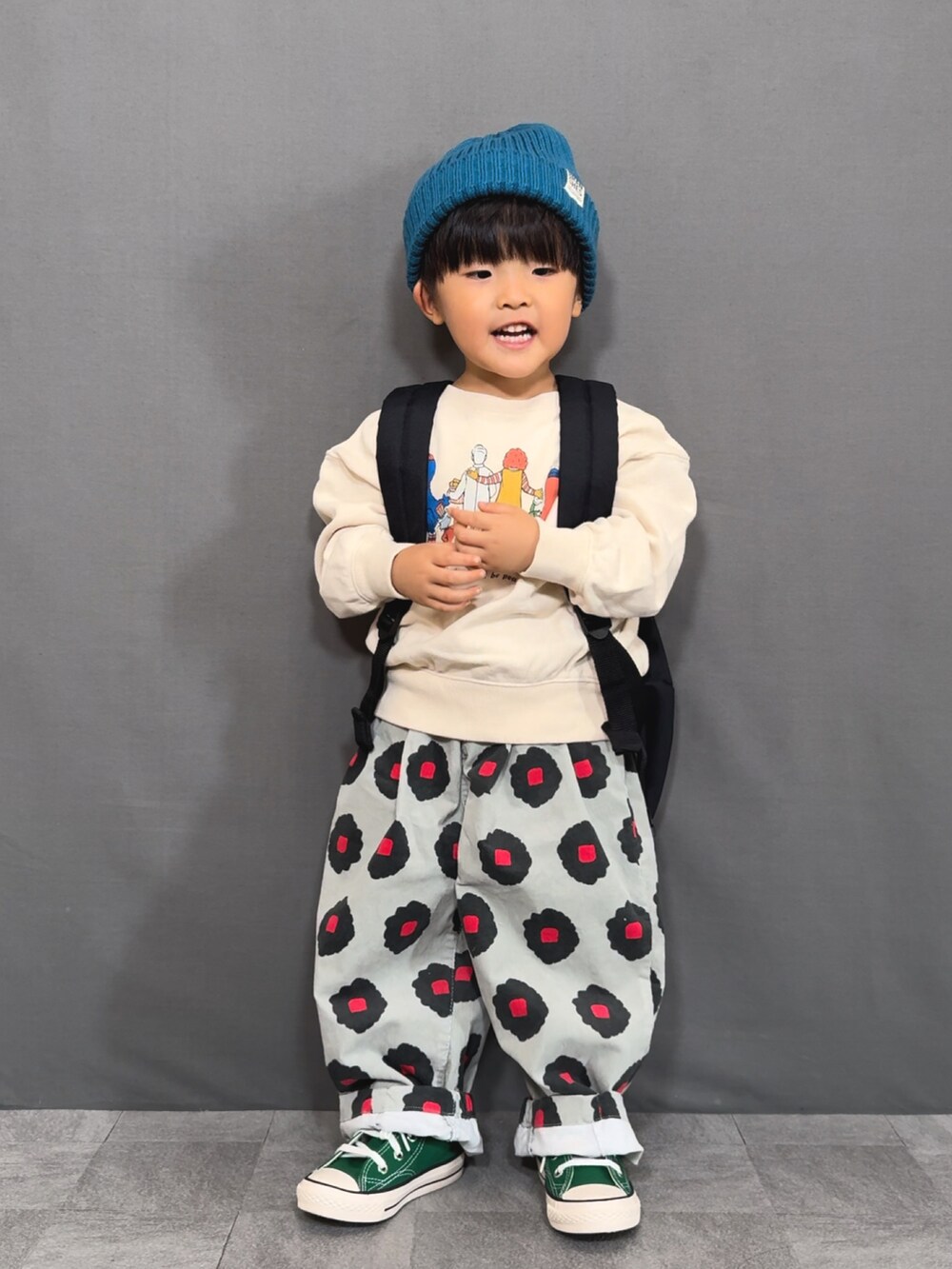 ベージュ系のスウェット、グレー系のその他パンツ、ブラック系のバックパック/リュックを着用したキッズの秋コーディネートの3枚目の写真