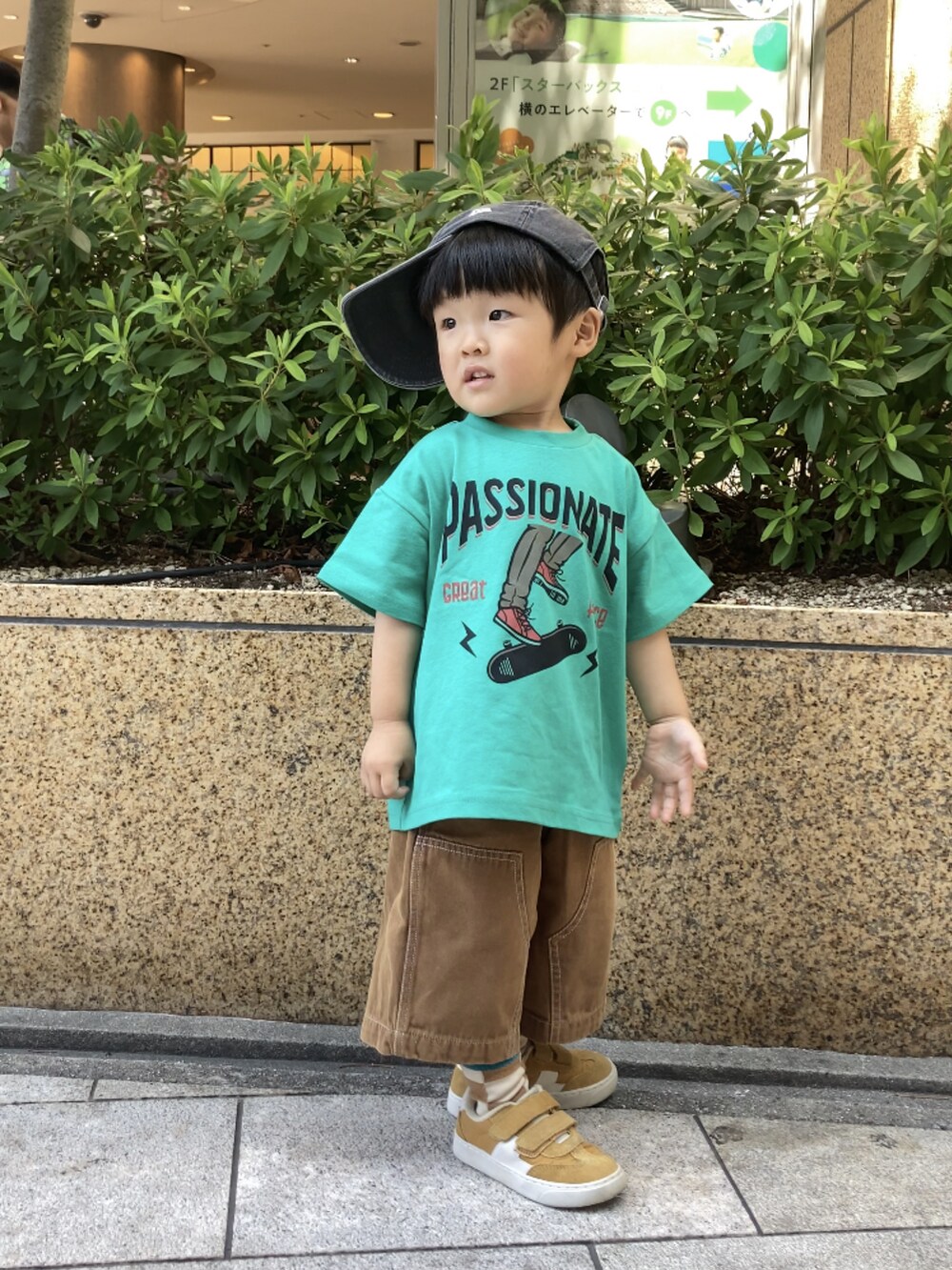 グリーン系のTシャツ/カットソー、ブラウン系のその他パンツ、イエロー系のスニーカーを着用したキッズの夏コーディネートの2枚目の写真