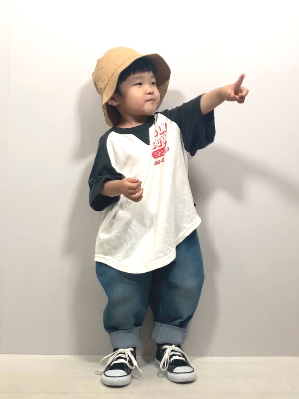 ブラック系のTシャツ/カットソー、ブルー系のデニムパンツ、ブラック系のスニーカーを着用したキッズの夏コーディネートの2枚目の写真