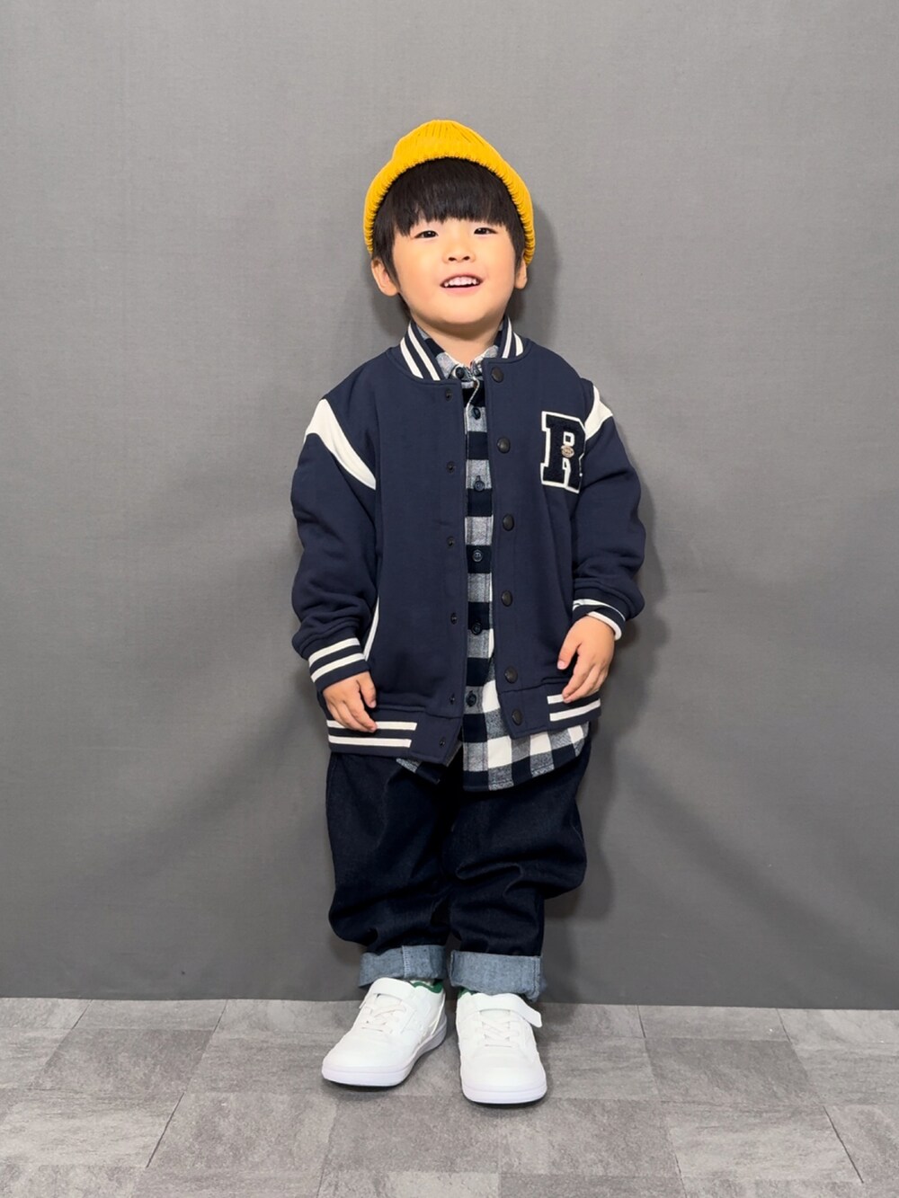 「チェック、ストリート、秋服準備はじめました、スニーカー、ニット帽、デニム、プチプラ、シャツスタイル、レイヤードスタイル、秋コーデ、お出かけコーデ、休日スタイル、スタジャン、ジャケットスタイル、ブルゾン」｜「UNIQLOのアイテム（スタジャン、ブルー系）」を使った、YU⭐︎さん（キッズ・90cm）の秋コーディネートの5枚目の写真