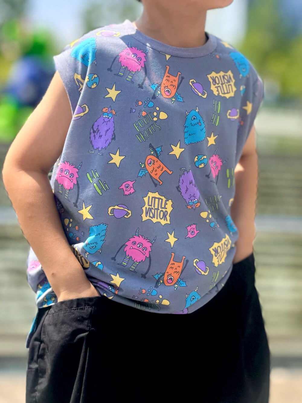 ブラック系のその他パンツ、ブラック系のサンダル、グレー系のタンクトップを着用したキッズの夏コーディネートの4枚目の写真