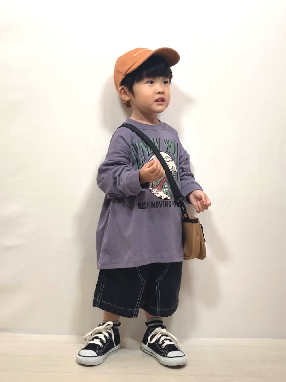 パープル系のTシャツ/カットソー、ブラック系のその他パンツ、イエロー系のショルダーバッグを着用したキッズの秋コーディネートの5枚目の写真