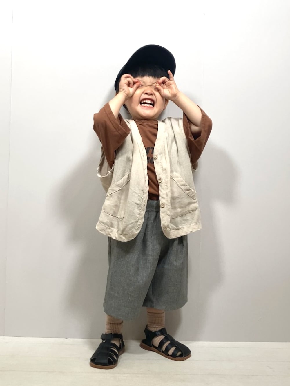 「韓国子供服、夏コーデ、プチプラ、ハーフパンツ、ビッグシルエット、レイヤードスタイル、ベスト、キャップ、お出かけコーデ、休日スタイル、カラーパンツ、カジュアル、ロゴT、サンダル、ブラウン」｜「韓国子供服のアイテム（Tシャツ/カットソー、ブラウン系）」を使った、YU⭐︎さん（キッズ・90cm）の夏コーディネートの2枚目の写真