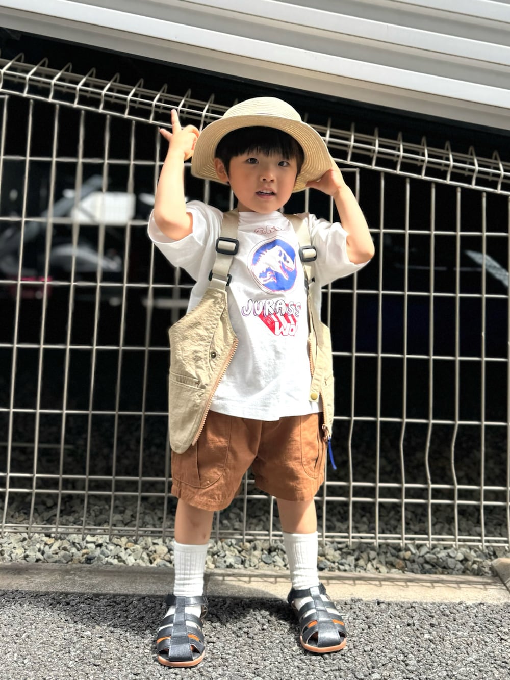 「プチプラ、フェスコーデ、夏だ！Tシャツ着よう！、サンダル、ロゴT、ベスト、レイヤードスタイル、ショートパンツ、夏コーデ、アウトドアスタイル、お出かけコーデ、アースカラー、麦わら帽子、テーマパークコーデ、白Tシャツ」｜「MARKEY'Sのジュラシック/別注Tシャツ（80～150cm）（Tシャツ/カットソー、ホワイト系）」を使った、YU⭐︎さん（キッズ・90cm）の夏コーディネートの2枚目の写真