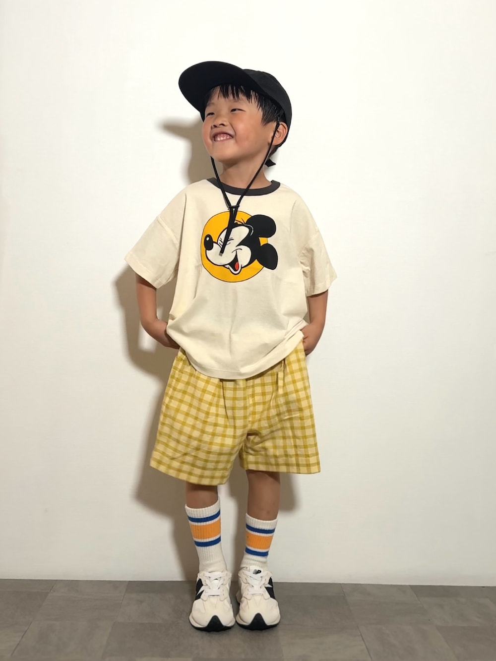 イエロー系のその他パンツ、ホワイト系のスニーカー、ホワイト系のTシャツ/カットソーを着用したキッズの夏コーディネートの2枚目の写真