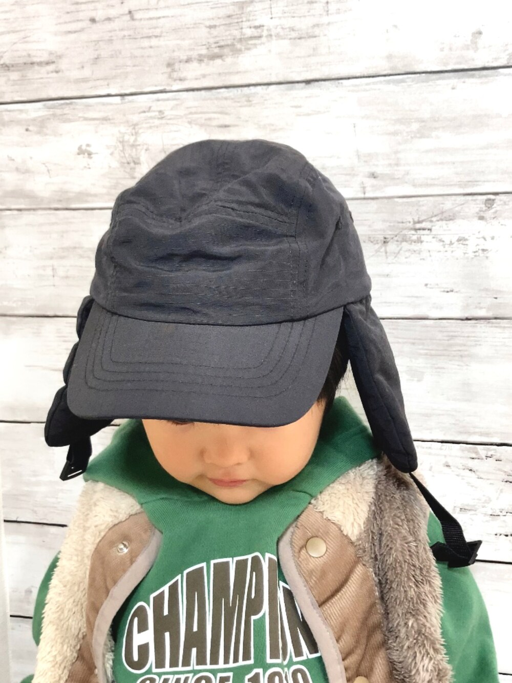 その他のベスト、グリーン系のパーカー、グレー系のその他パンツを着用したキッズの秋コーディネートの4枚目の写真