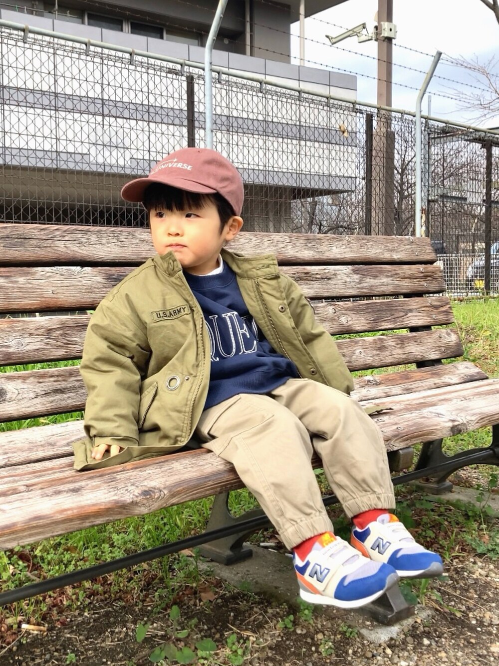 グリーン系のジャケット/アウター、ブルー系のスウェット、ホワイト系のTシャツ/カットソーを着用したキッズの冬コーディネートの5枚目の写真