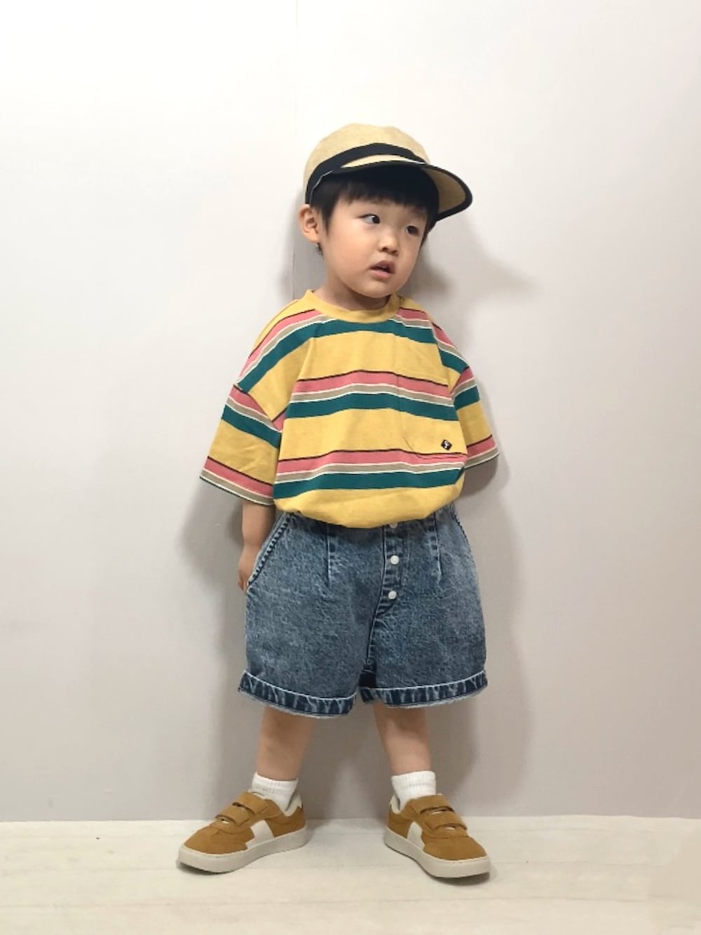 イエロー系のTシャツ/カットソー、ブルー系のデニムパンツ、イエロー系のスニーカーを着用したキッズの夏コーディネートの5枚目の写真