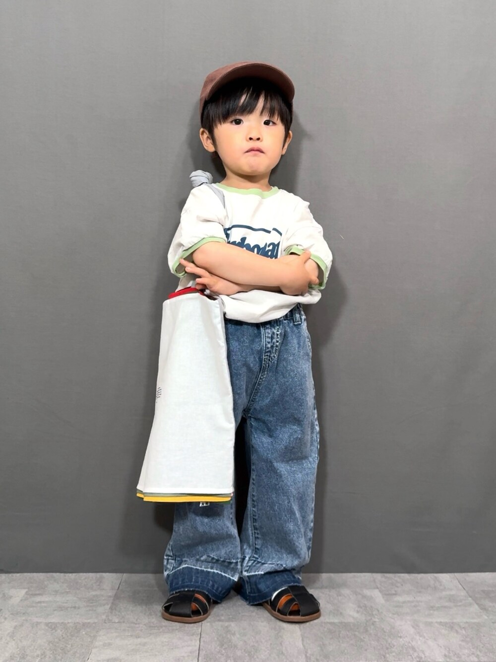 「ロゴT、韓国子供服、シンプルコーデ、キャップ、トートバッグ、デニム、淡色コーデ、グルカサンダル、プチプラ、Tシャツ、夏コーデ、春夏コーデ、休日スタイル、お出かけコーデ、サンダル」｜「韓国子供服のアイテム（Tシャツ/カットソー、グレー系）」を使った、YU⭐︎さん（キッズ・90cm）の春コーディネートの3枚目の写真