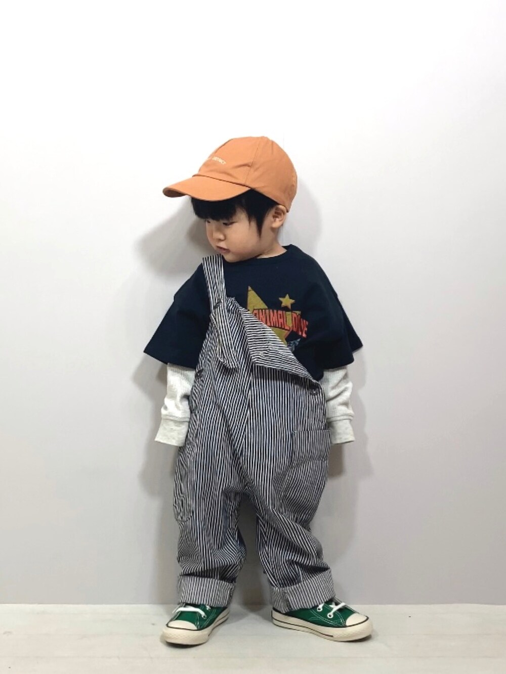 ブラック系のTシャツ/カットソー、ホワイト系のTシャツ/カットソー、その他のサロペット/オーバーオールを着用したキッズの春コーディネートの3枚目の写真