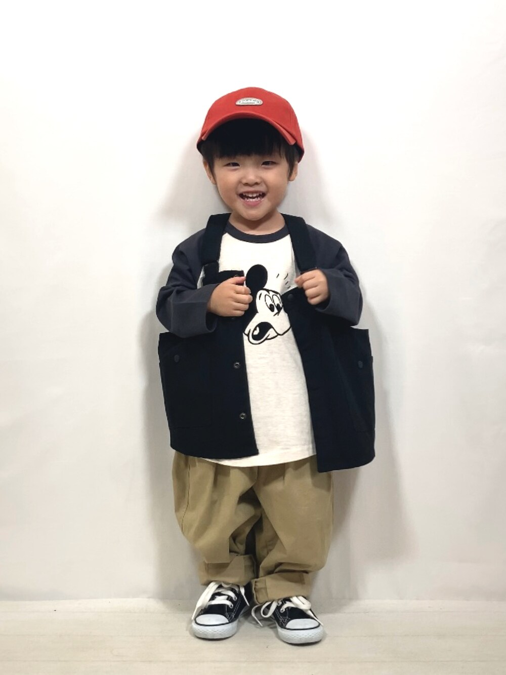 ブラック系のベスト、グレー系のTシャツ/カットソー、ベージュ系のその他パンツを着用したキッズの秋コーディネートの3枚目の写真