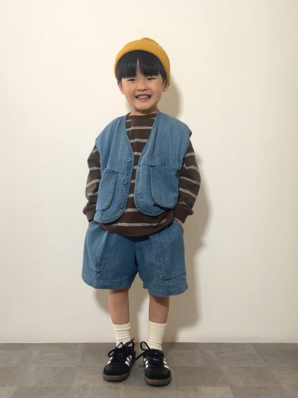 ブルー系のベスト、ブラウン系のTシャツ/カットソー、ブルー系のその他パンツを着用したキッズの春コーディネートの2枚目の写真