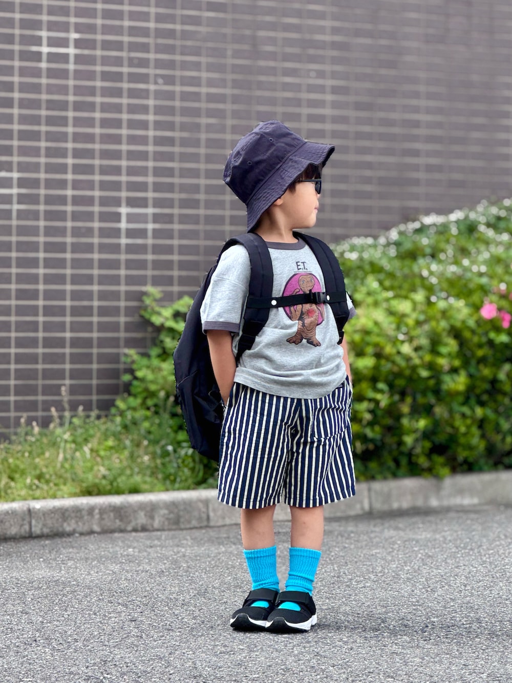 「スポーツミックス、Tシャツ、ハーフパンツ、サンダル、めがね、バケットハット、ストリート、お出かけコーデ、休日スタイル、モノトーン、きれいめカジュアル、プチプラ、テーマパークコーデ」|「MARKEY'Sの【E.T.】別注プリントTシャツ(Tシャツ/カットソー、グレー系)」を使った、YU⭐︎さん(キッズ・100cm)の夏コーディネートの3枚目の写真
