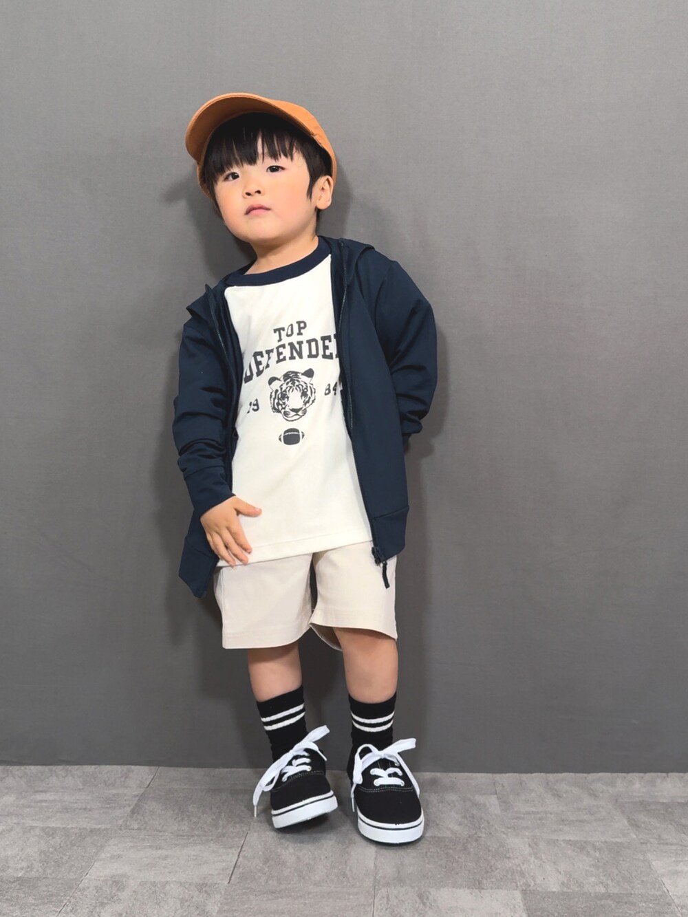 ブルー系のパーカー、ホワイト系のTシャツ/カットソー、ホワイト系のその他パンツを着用したキッズの春コーディネートの3枚目の写真