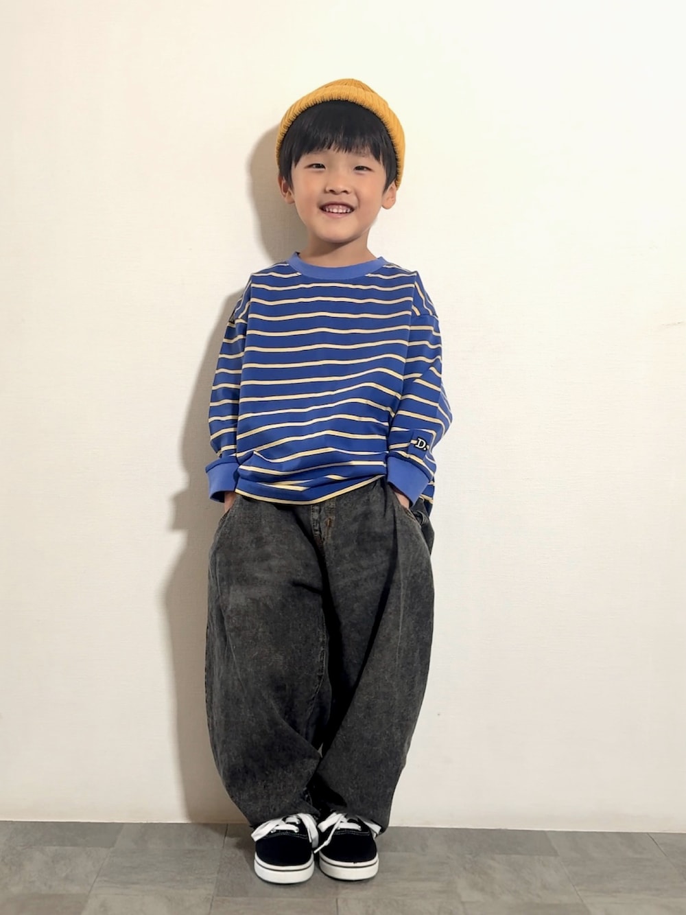 ブルー系のTシャツ/カットソー、ブラック系のスニーカー、ブラック系のその他パンツを着用したキッズの秋コーディネートの2枚目の写真