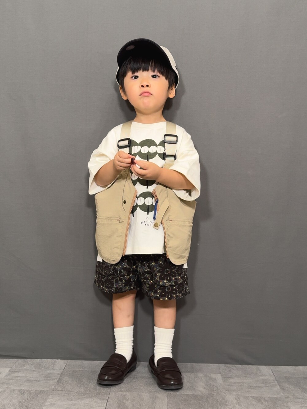 ベージュ系のベスト、ブラック系のTシャツ/カットソー、ブラック系のその他パンツを着用したキッズの夏コーディネートの5枚目の写真