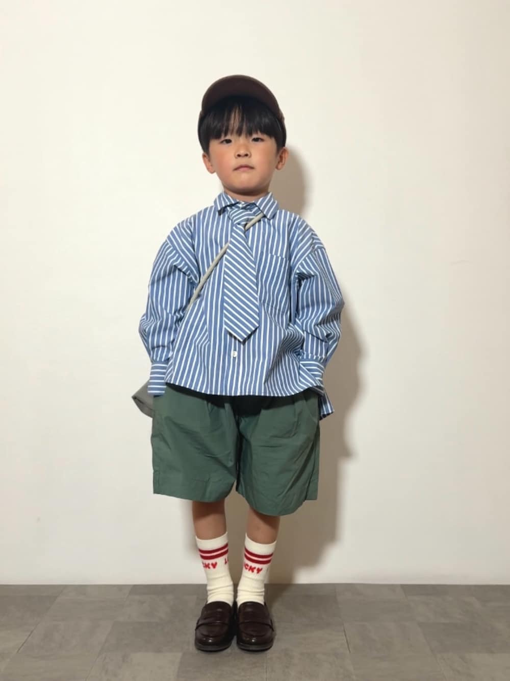 ブルー系のシャツ/ブラウス、グレー系のショルダーバッグ、ブラウン系のローファーを着用したキッズの春コーディネートの3枚目の写真