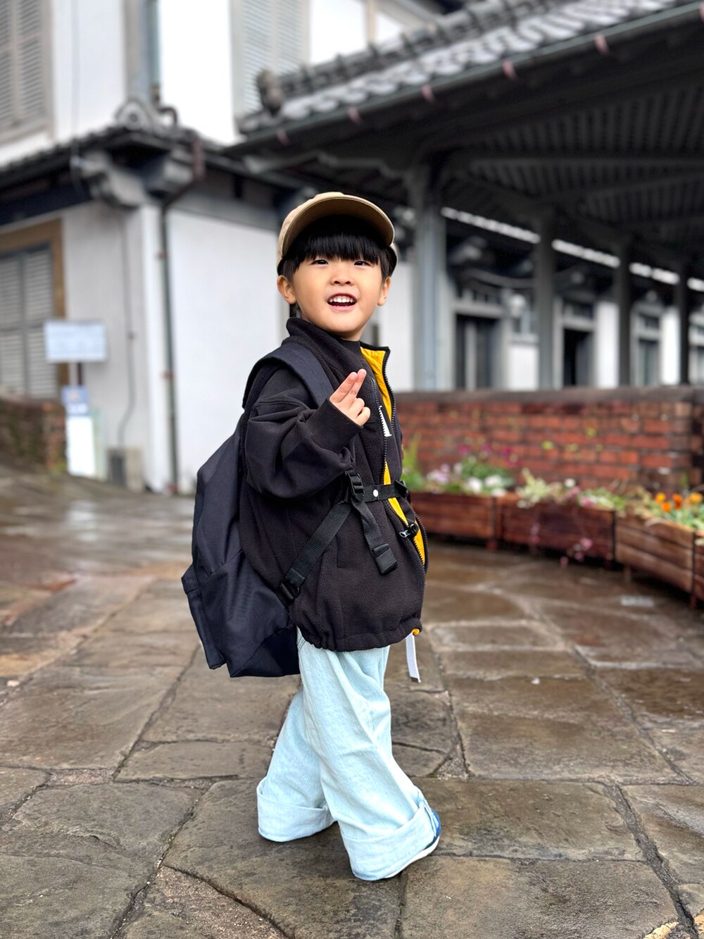 「冬コーデ、ベスト、フリース、レイヤードスタイル、デニム、ワイドパンツ、スニーカー、キャップ、リュック、ストリート、休日スタイル、お出かけコーデ、プチプラ、ブラックコーデ、モノトーン」|「LOWRYS FARMのリバーシブルベスト 145813(ベスト、イエロー系)」を使った、YU⭐︎さん(キッズ・90cm)の冬コーディネートの5枚目の写真
