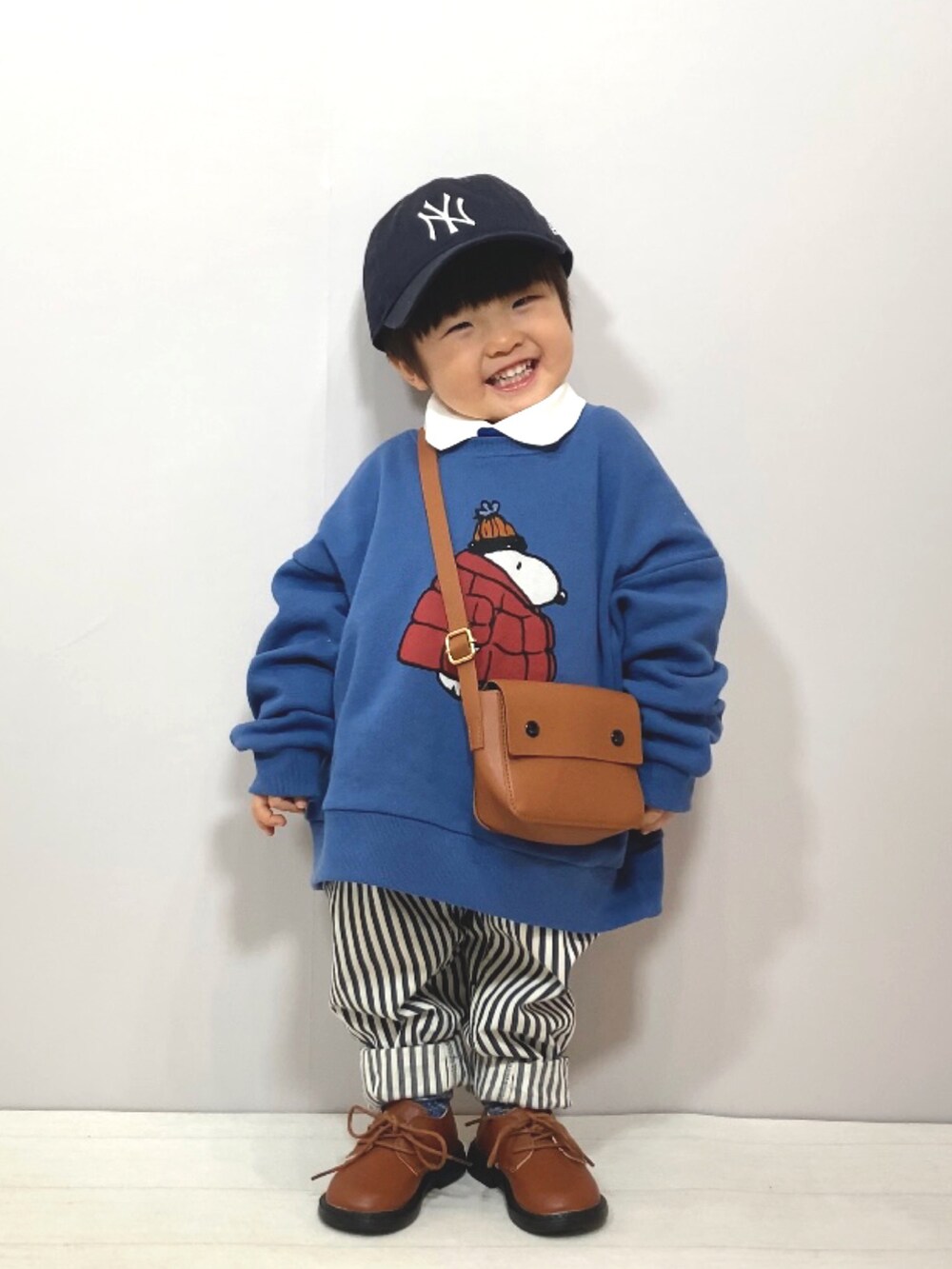 ブルー系のスウェット、ブルー系のトップス、ホワイト系のその他パンツを着用したキッズの冬コーディネートの2枚目の写真