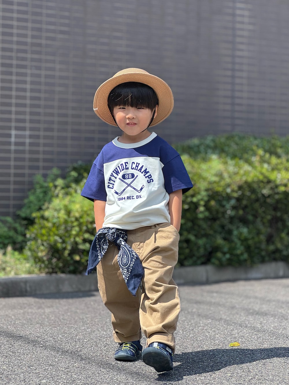 「アウトドアスタイル、Tシャツ、プチプラ、ワイドパンツ、サンダル、フェスコーデ、お出かけコーデ、休日スタイル、夏コーデ、バンダナ、きれいめカジュアル、麦わら帽子、夏ルックで気分アップ、ロゴT、カラーコーデ」｜「IFMEのKIDS｜IFME 両ベルトウォーターシューズ（サンダル、ブルー系）」を使った、YU⭐︎さん（キッズ・100cm）の夏コーディネートの4枚目の写真