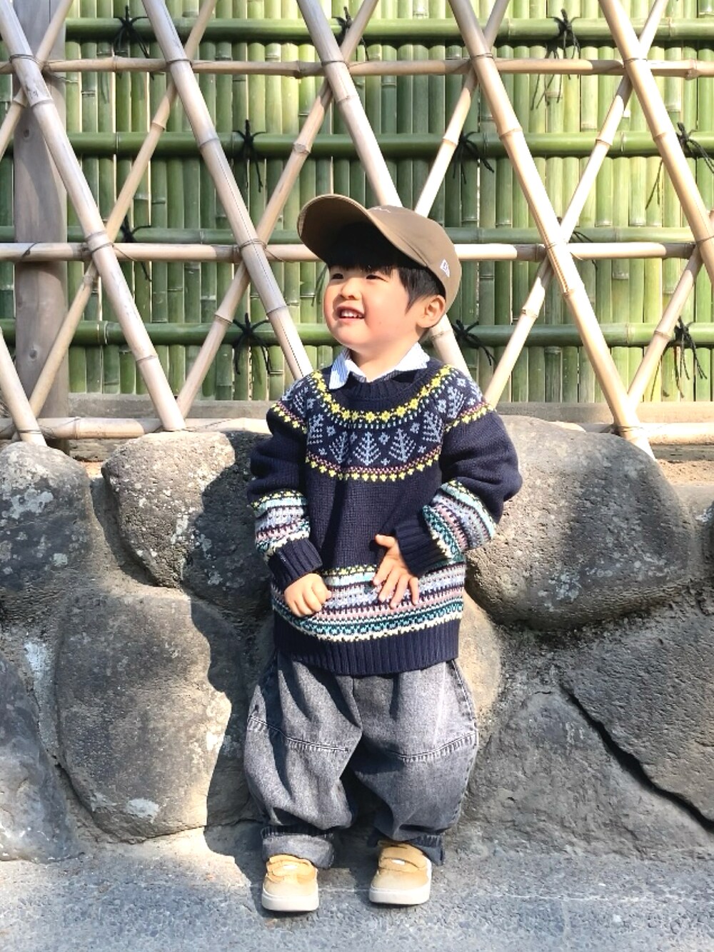 ブルー系のニット/セーター、ブルー系のシャツ/ブラウス、ブラック系のデニムパンツを着用したキッズの冬コーディネートの3枚目の写真