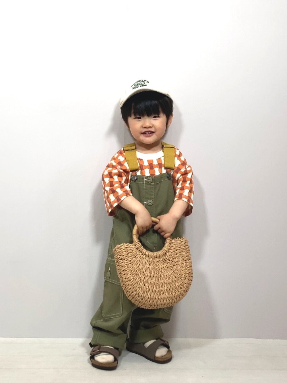 その他のTシャツ/カットソー、グリーン系のサロペット/オーバーオール、ブラウン系のサンダルを着用したキッズの春コーディネートの3枚目の写真