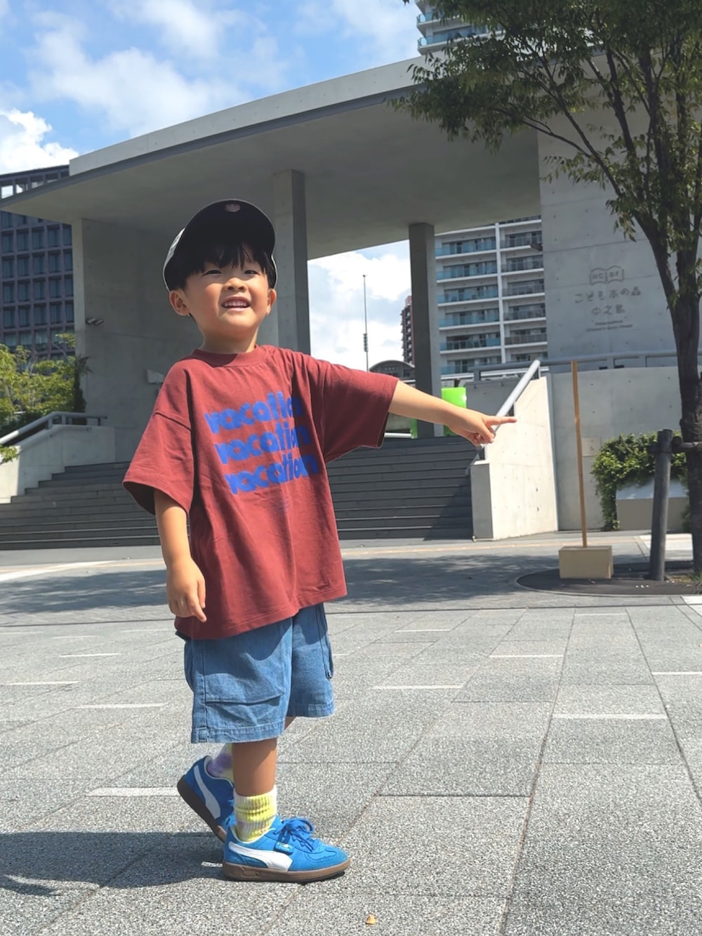 ブルー系のその他パンツ、ブルー系のスニーカー、ブラウン系のTシャツ/カットソーを着用したキッズの夏コーディネートの2枚目の写真