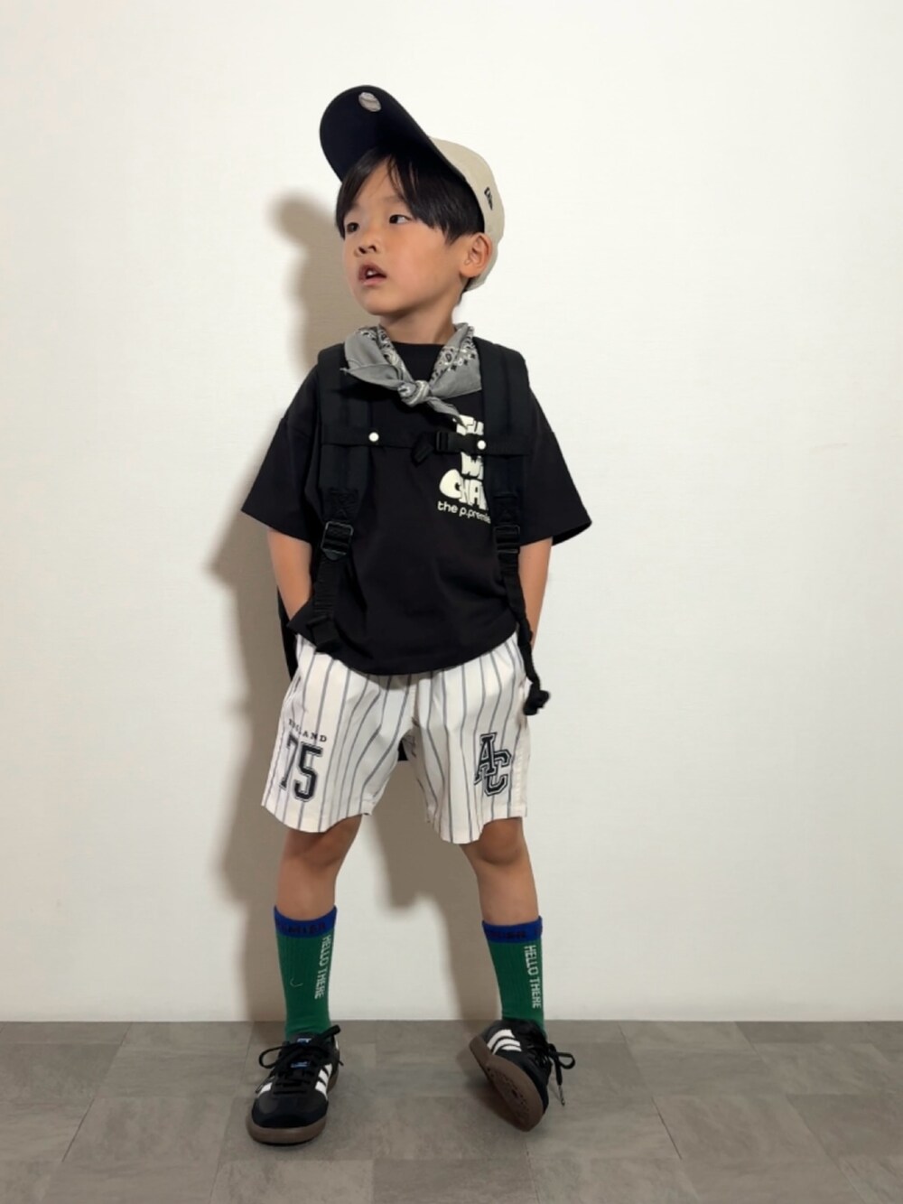 ブラック系のスニーカー、ブラック系のTシャツ/カットソー、その他のその他パンツを着用したキッズの夏コーディネートの2枚目の写真