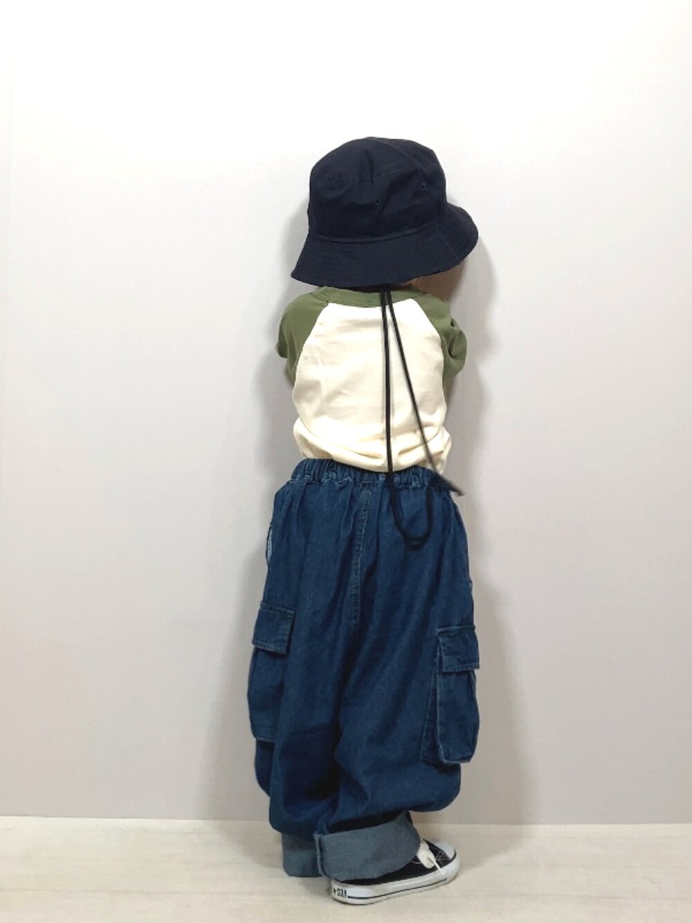 グリーン系のTシャツ/カットソー、ブルー系のデニムパンツ、ブラック系のバッグを着用したキッズの夏コーディネートの5枚目の写真