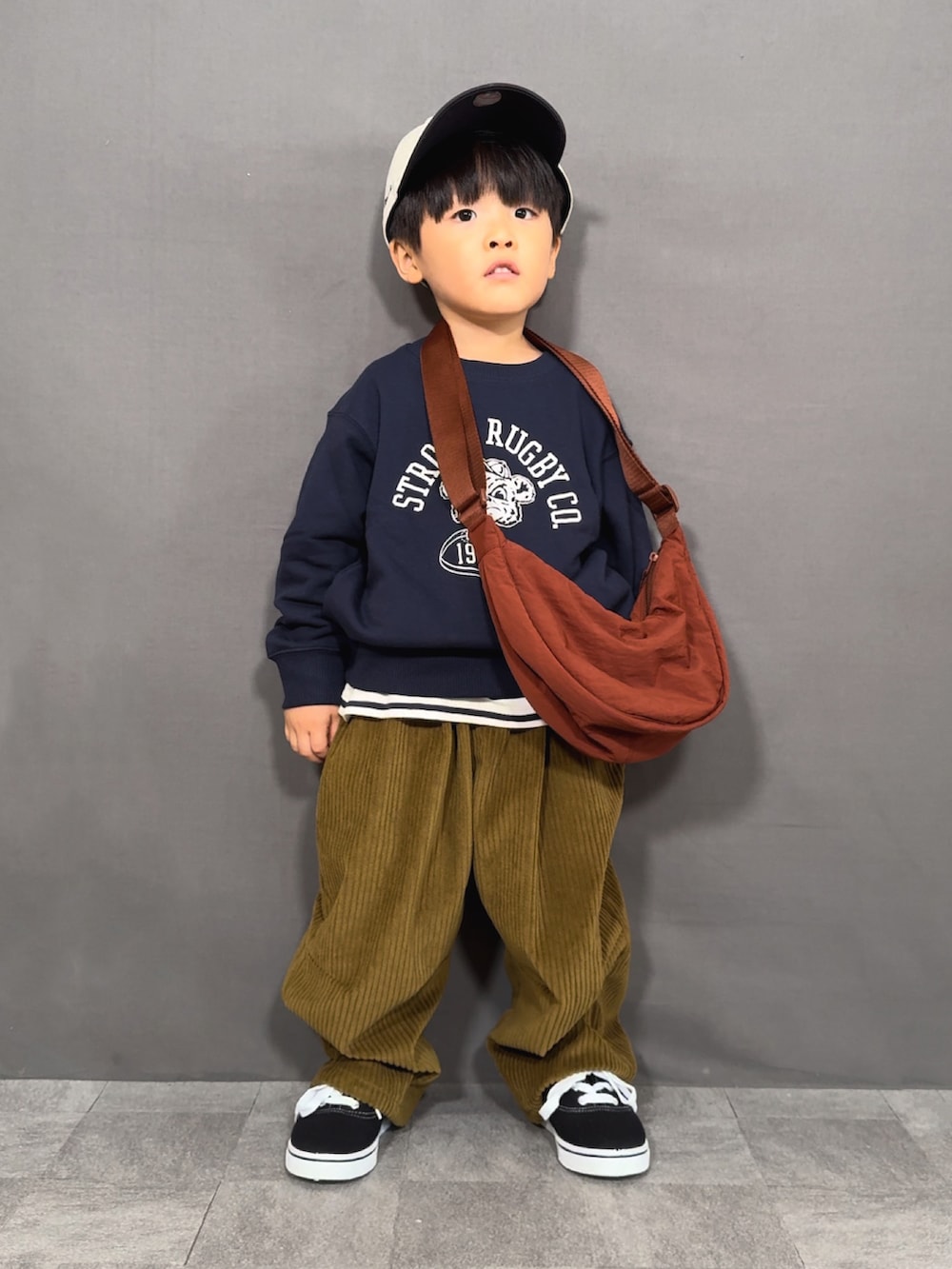 グリーン系のスウェット、ホワイト系のトップス、グリーン系のその他パンツを着用したキッズの秋コーディネートの2枚目の写真