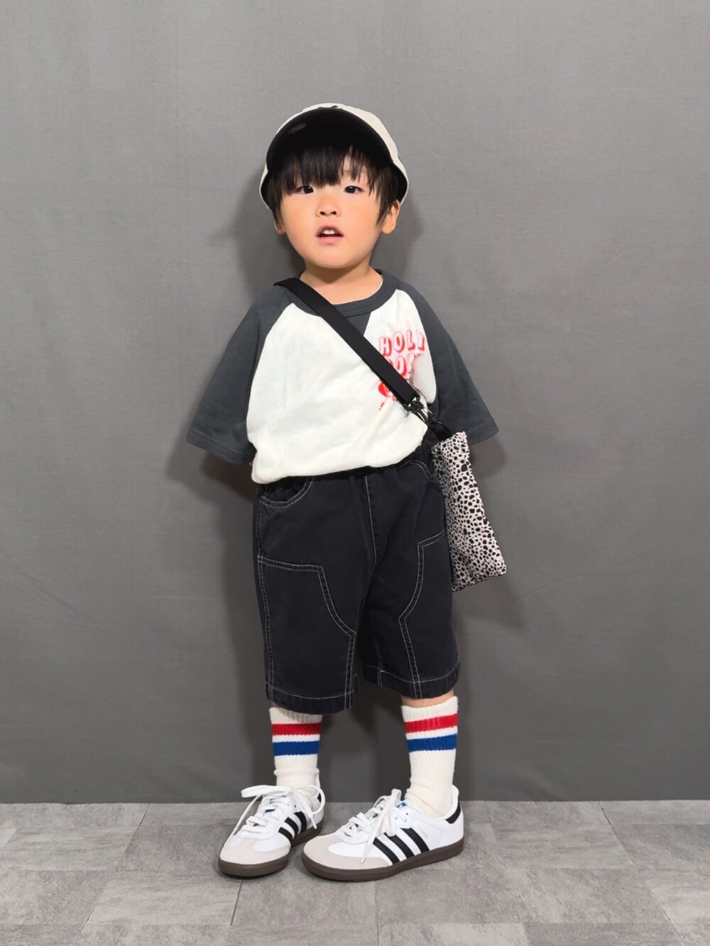 ブラック系のTシャツ/カットソー、ブラック系のその他パンツ、ベージュ系のショルダーバッグを着用したキッズの夏コーディネートの2枚目の写真