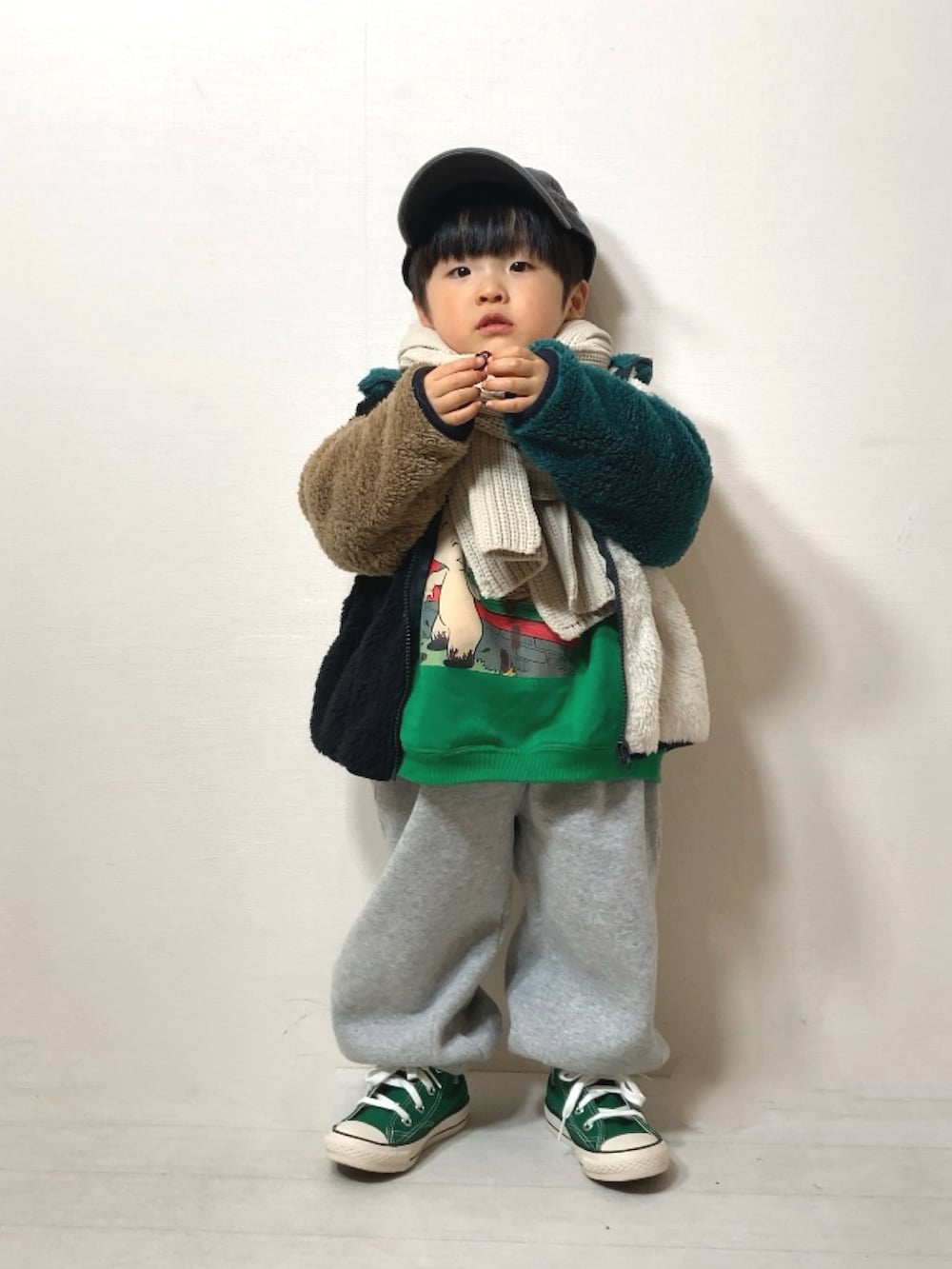 「冬を彩る色いろコーデ、お出かけコーデ、休日スタイル、フリース、マフラー、スウェット、スニーカー、スポーツミックス、キャップ、レイヤードスタイル、冬コーデ、デートコーデ、カジュアルコーデ、シンプルコーデ、冬アウター」｜「BIG FIELDのボアフリースクレイジージャケット（90～150cm）（その他アウター、ホワイト系）」を使った、YU⭐︎さん（キッズ・90cm）の冬コーディネートの5枚目の写真