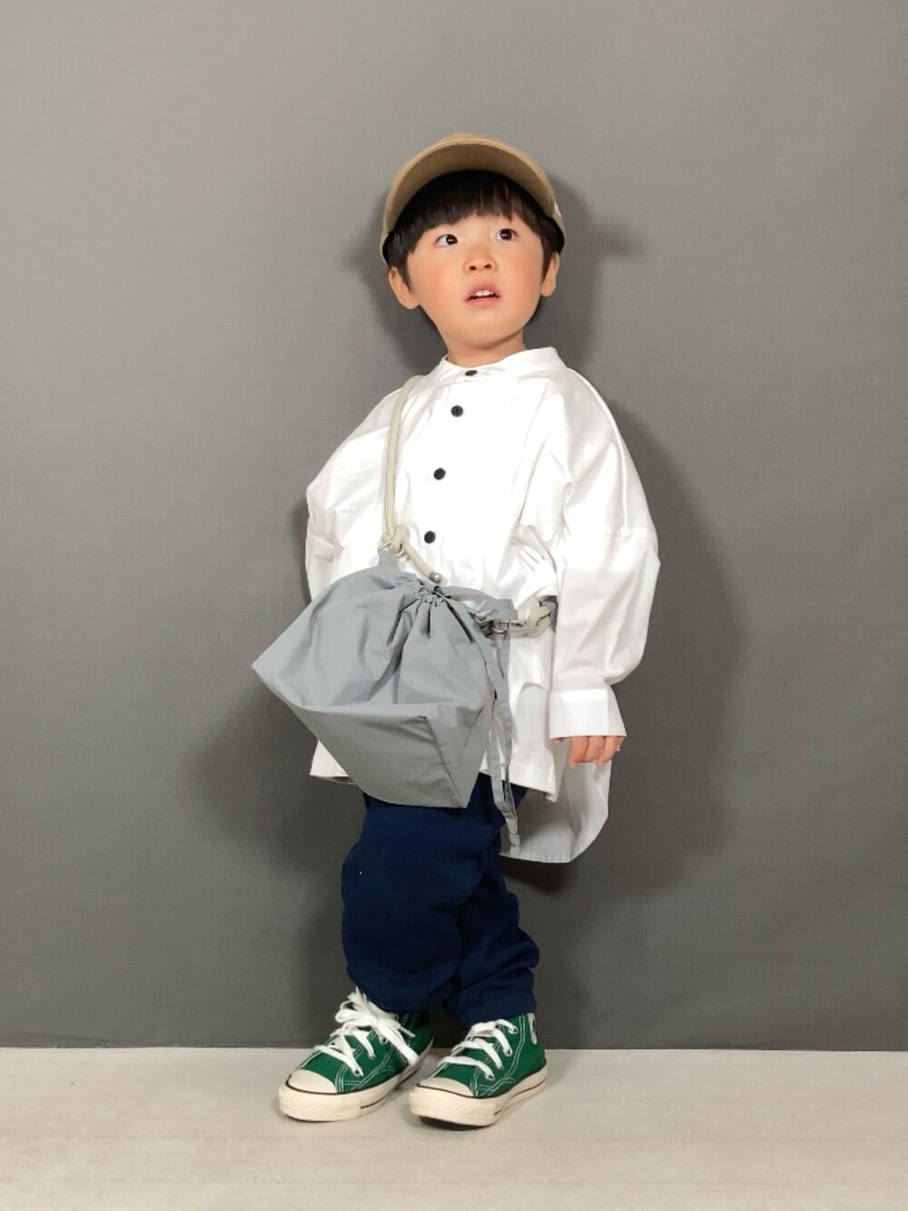 ホワイト系のシャツ/ブラウス、ブルー系のその他パンツ、グレー系のショルダーバッグを着用したキッズの春コーディネートの2枚目の写真