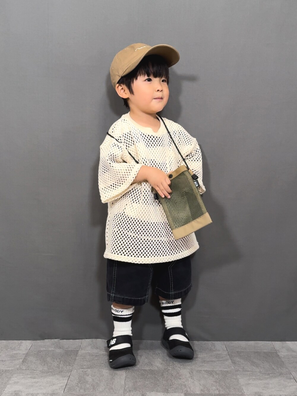 ホワイト系のTシャツ/カットソー、グレー系のTシャツ/カットソー、ブラック系のその他パンツを着用したキッズの夏コーディネートの4枚目の写真