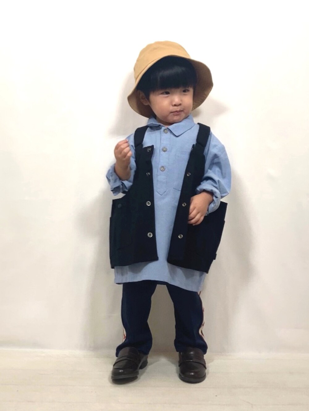 ブラック系のベスト、ブルー系のシャツ/ブラウス、ブルー系のその他パンツを着用したキッズの秋コーディネートの3枚目の写真