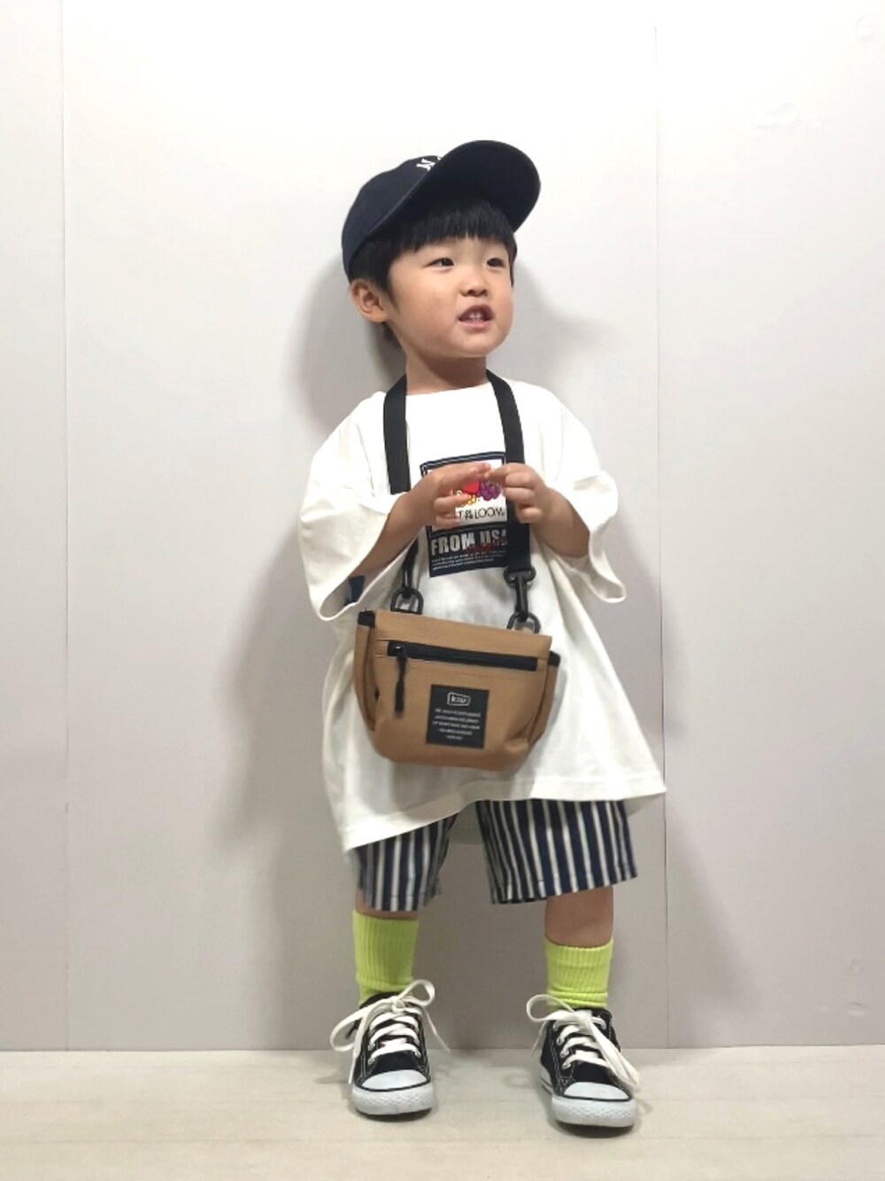 ホワイト系のTシャツ/カットソー、ブルー系のその他パンツ、イエロー系のショルダーバッグを着用したキッズの夏コーディネートの3枚目の写真