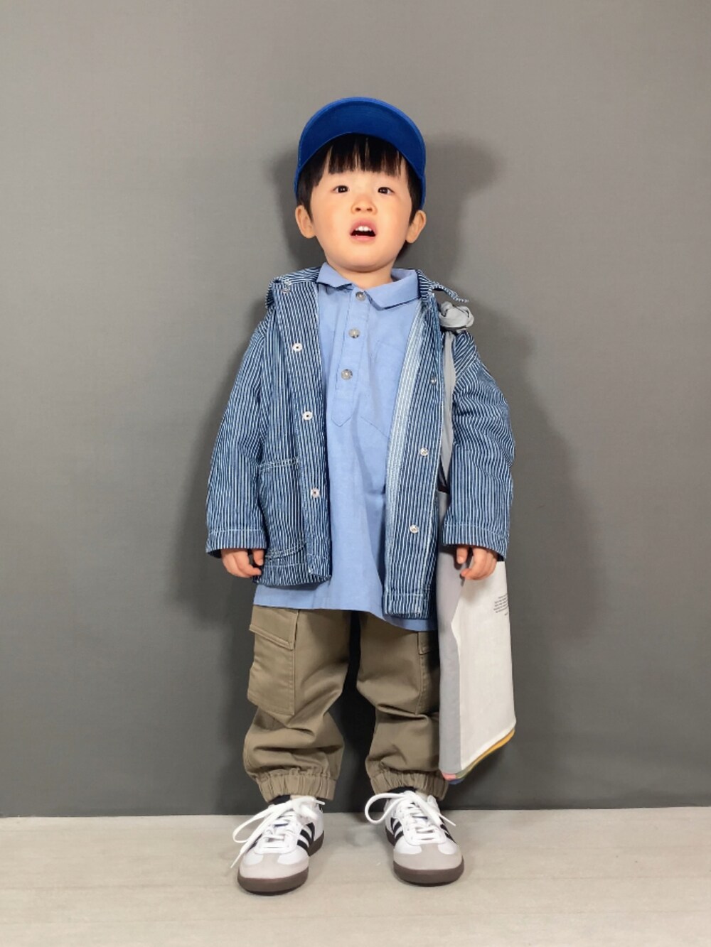 ブルー系のジャケット/アウター、ブルー系のシャツ/ブラウス、ベージュ系のパンツを着用したキッズの春コーディネートの4枚目の写真