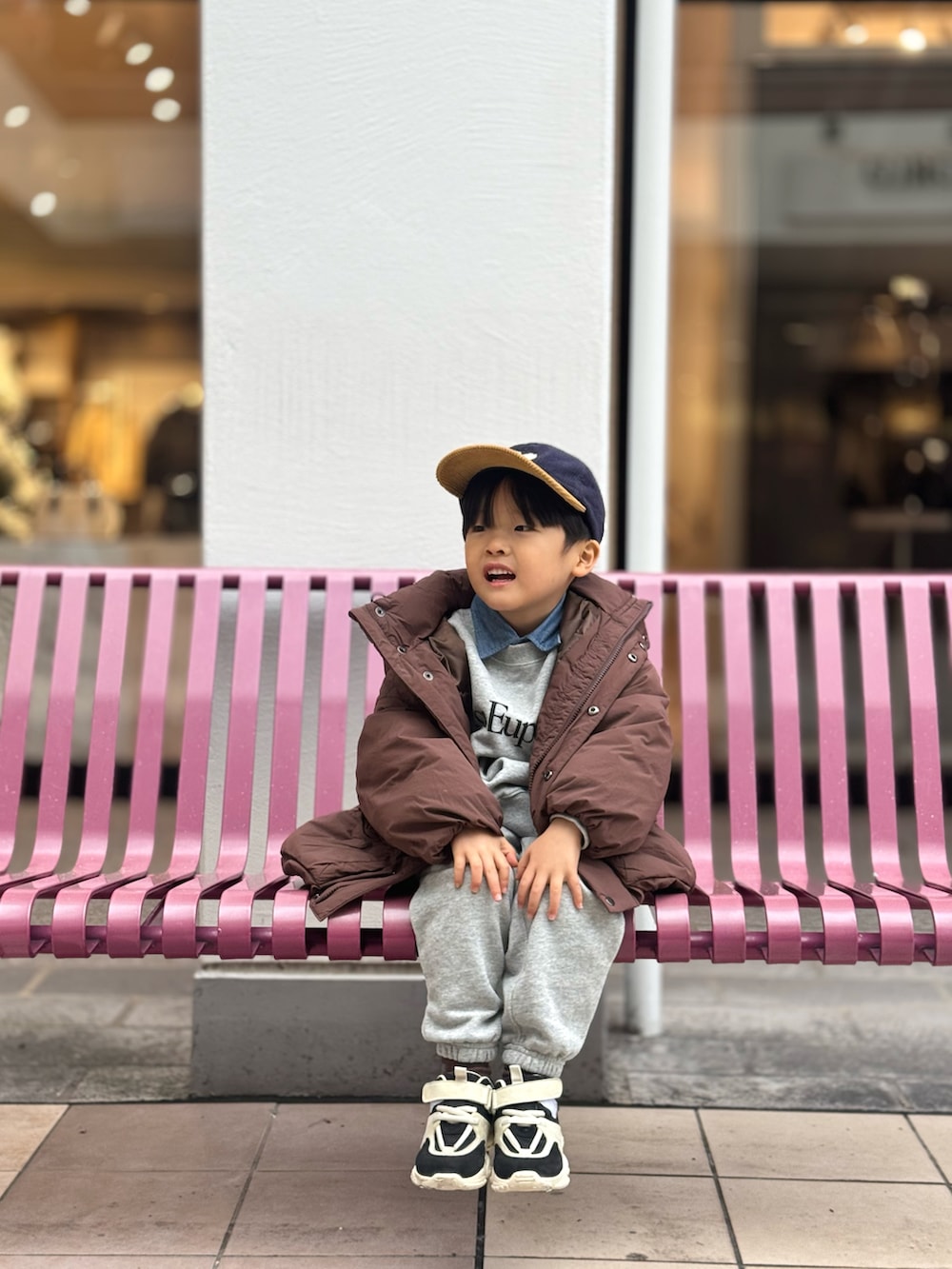 グレー系のスウェット、ブラウン系のダウンジャケット/コート、グレー系のスウェットパンツを着用したキッズの冬コーディネートの4枚目の写真