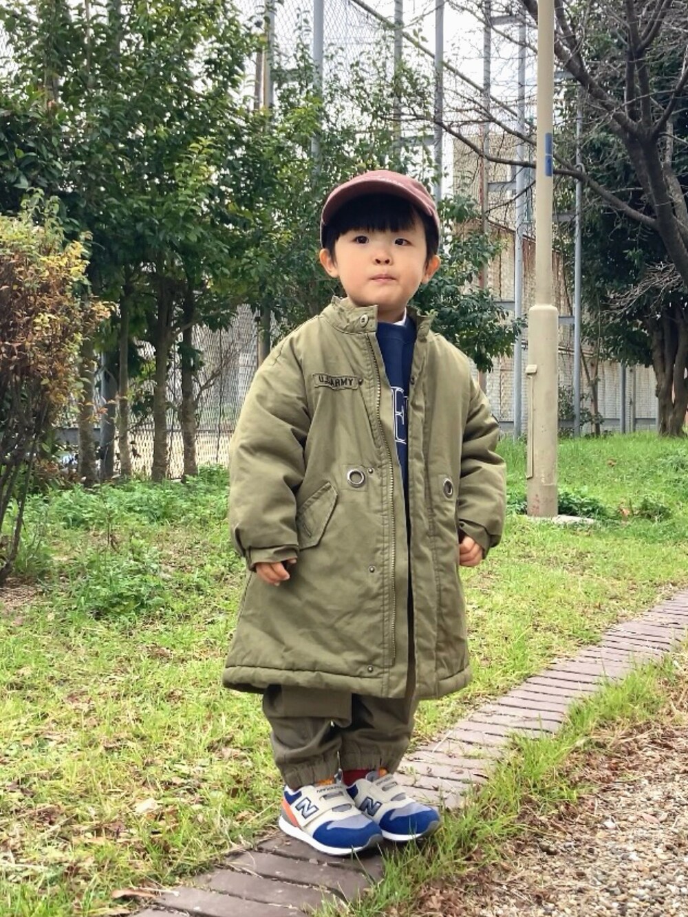グリーン系のジャケット/アウター、ブルー系のスウェット、ホワイト系のTシャツ/カットソーを着用したキッズの冬コーディネートの2枚目の写真