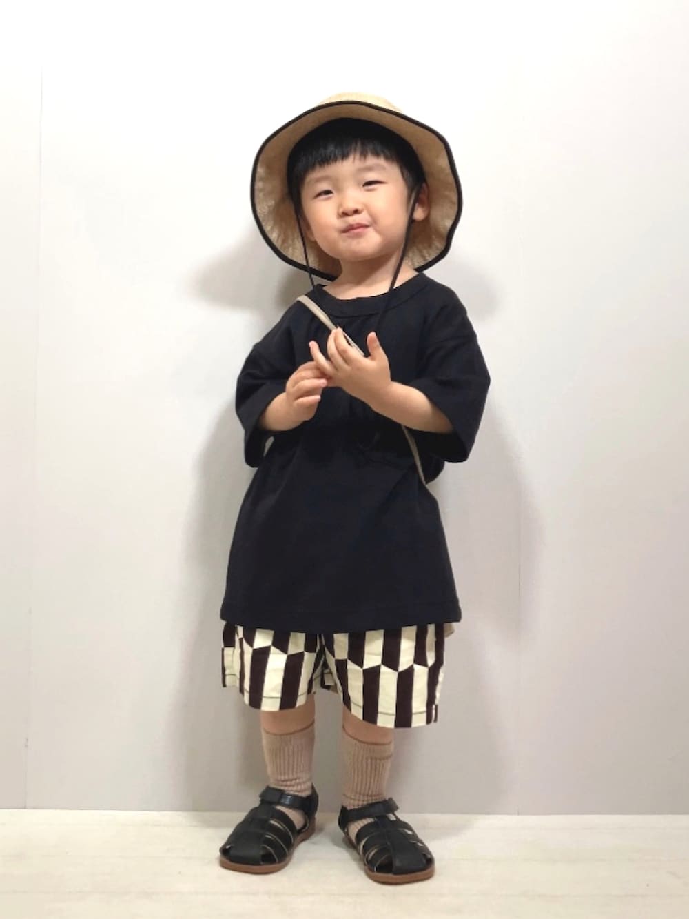 「モノトーン、ハーフパンツ、グルカサンダル、麦わら帽子、ショルダーバッグ、ポシェット、バケットハット、夏コーデ、お出かけコーデ、休日スタイル、プチプラ、UNIQLO、ショートパンツ、サンダル」｜「UNIQLOのアイテム（Tシャツ/カットソー、ブラック系）」を使った、YU⭐︎さん（キッズ・90cm）の夏コーディネートの3枚目の写真