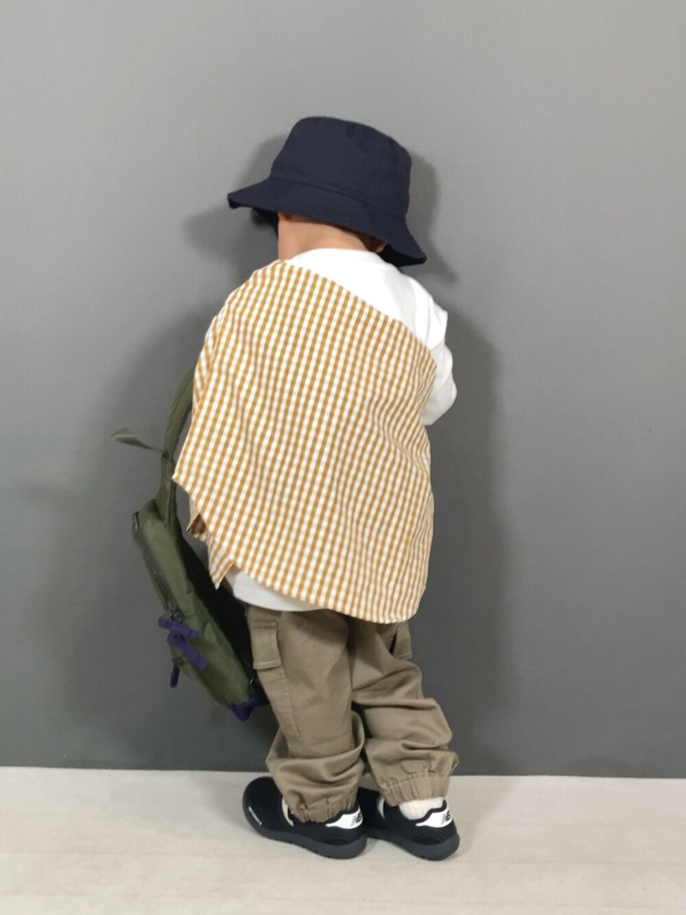 「お出かけコーデ、アウトドアスタイル、ショルダーバッグ、シャツスタイル、カーゴパンツ、休日スタイル、カジュアルコーデ、シンプルコーデ、春色、スポーツミックス、ロンT、淡色コーデ、春のNewスタイル、レイヤードスタイル」｜「PAIRMANON STREETの【PAIRMANON STREET】アソート 長袖 布帛 ワンポイント 刺繍 シャツ（シャツ/ブラウス、イエロー系）」を使った、YU⭐︎さん（キッズ・90cm）の春コーディネートの2枚目の写真