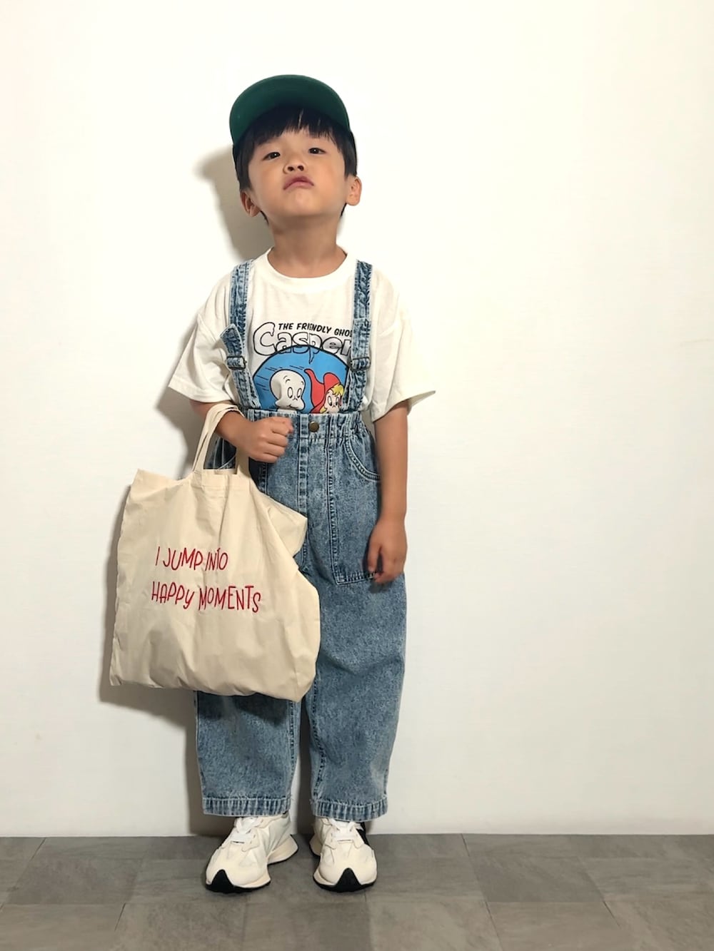 ホワイト系のTシャツ/カットソー、ブルー系のデニムパンツ、ベージュ系のトートバッグを着用したキッズの夏コーディネートの3枚目の写真